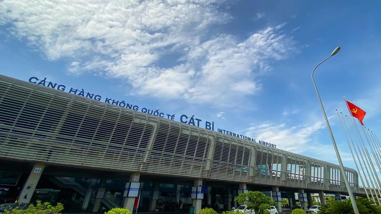 Sân bay Cát Bi nằm tại đường Lê Hồng Phong, quận Hải An, cách trung tâm thành phố khoảng 8km